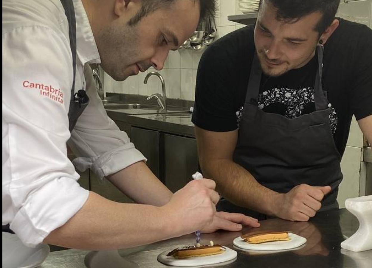 El chef Nacho Solana ha realizado un taller mano a mano junto a Carlos Maldonado en su cocina del restaurante Solana.