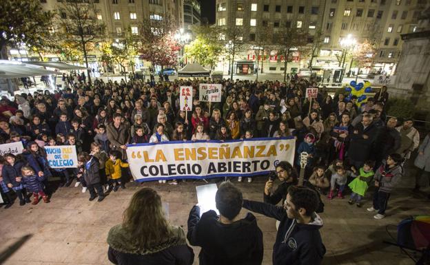 Padres, profesores y alumnos de La Enseñanza salen a la calle para exigir el desbloqueo del convenio firmado