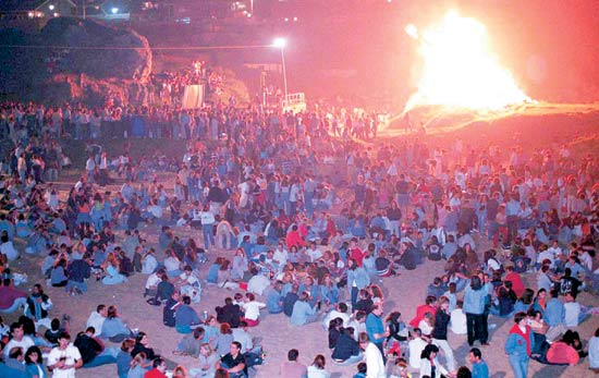 Tradicional quema de la hoguera en la noche de San Juan, en la playa de San Juan de la Canal, en Soto de la Marina.