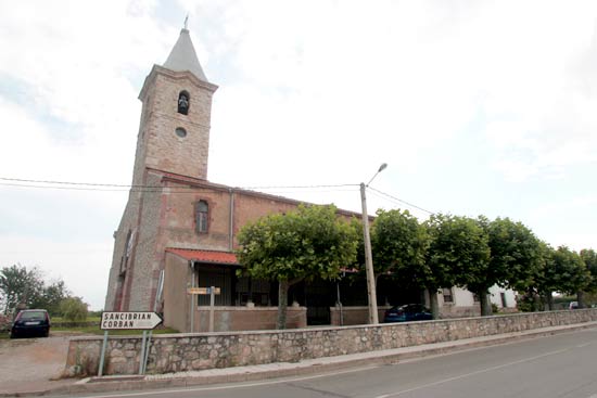 Imagen secundaria 2 - Vista de la iglesia de San Salvador de Vivero, en Soto de la Marina. Iglesia de San Vicente, en Maoño. Iglesia de Santa Cruz de Bezana.