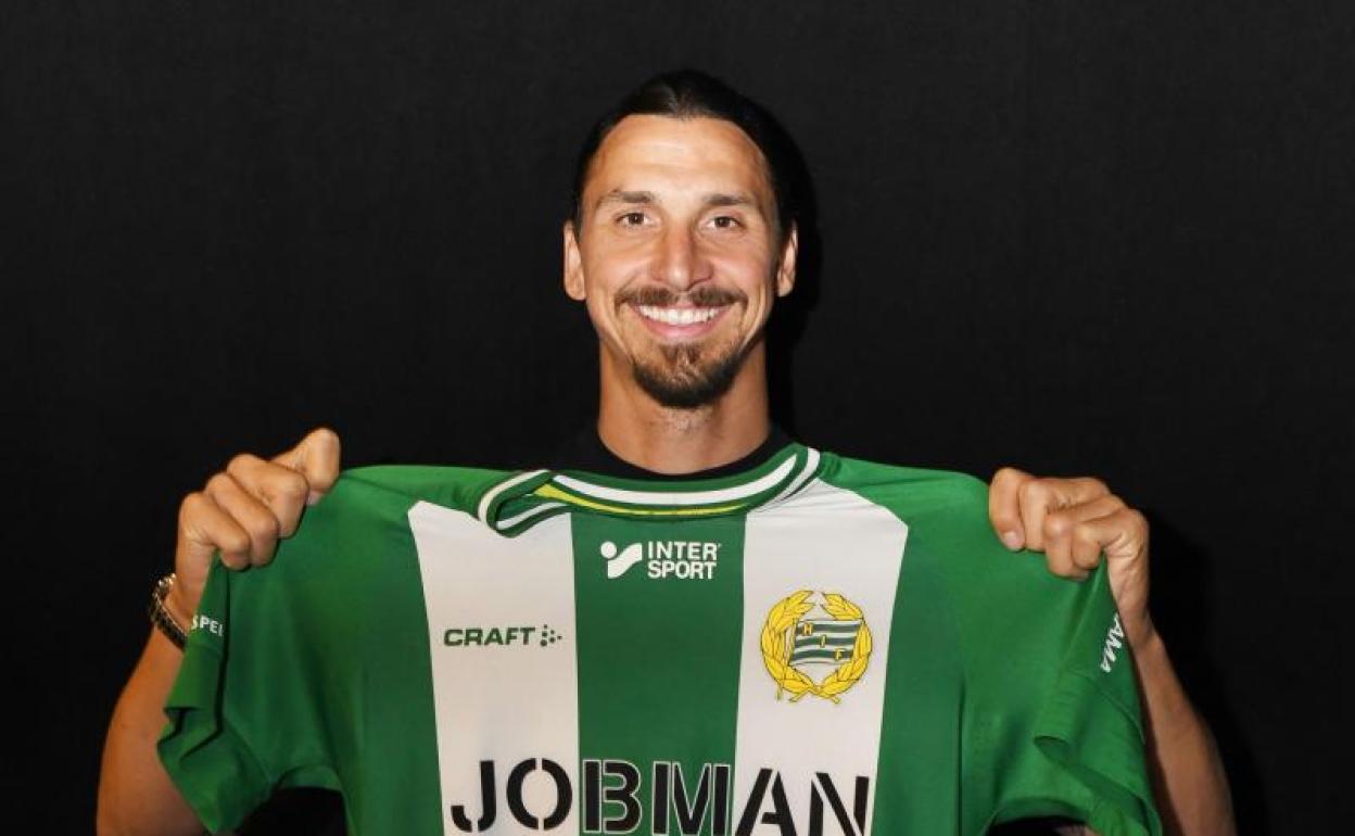 Ibrahimovic posa con la camiseta del Hammarby. 