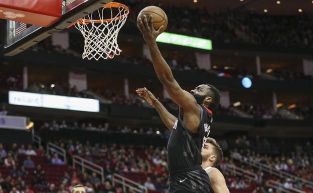 James Harden deja una bandeja durante el partido de los Rockets ante los Heat. 