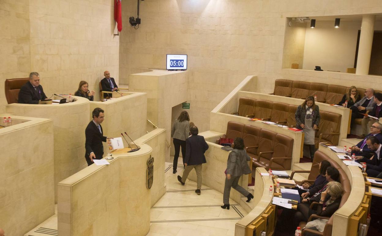 Los diputados del PSOE abandonan el pleno al tomar la palabra Vox 