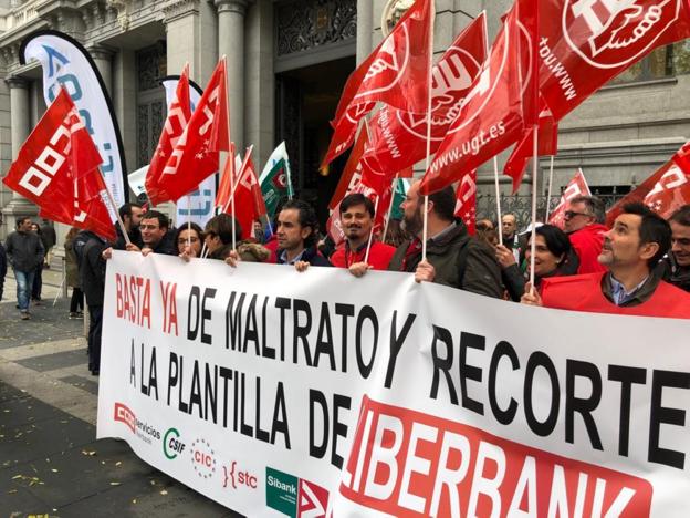 Concentración de delegados de Liberbank, ayer en Madrid, frente al Banco de España. :: dm