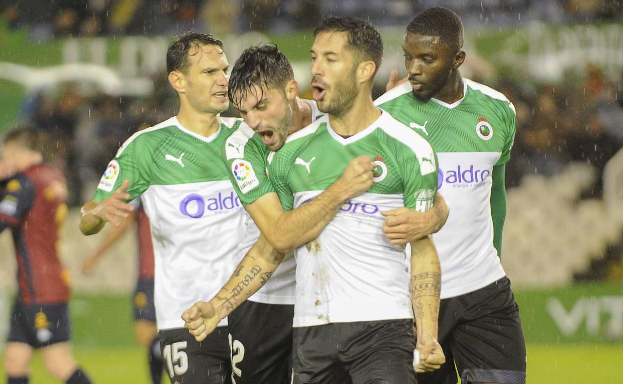 David Rodríguez, Carmona, Cejudo y Yoda celebran el primer gol contra el Extremadura.