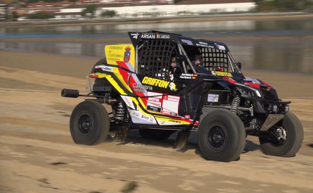 Chus Puras pilota el buggy que llevará en el Dakar 2020 por la playa de La Salvé. 