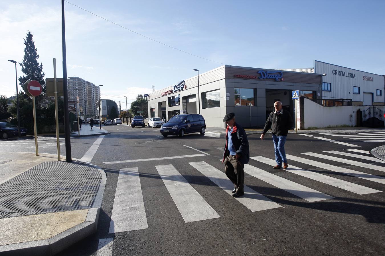 Una remodelación que se han prolongado durante seis meses y que da respuesta a una vieja demanda de los vecinos de la zona, ante un tramo muy peligroso para los peatones por la falta de aceras. Estas se han unificado y ensanchado -lo que permite un tránsito mas eguro-, se han puesto farolas, aparcamientos y mobiliario urbano.