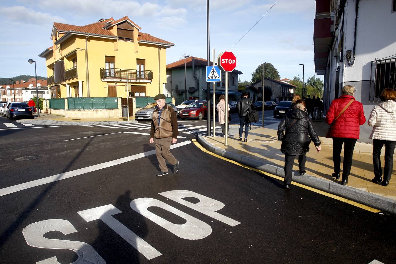 Una remodelación que se han prolongado durante seis meses y que da respuesta a una vieja demanda de los vecinos de la zona, ante un tramo muy peligroso para los peatones por la falta de aceras. Estas se han unificado y ensanchado -lo que permite un tránsito mas eguro-, se han puesto farolas, aparcamientos y mobiliario urbano.