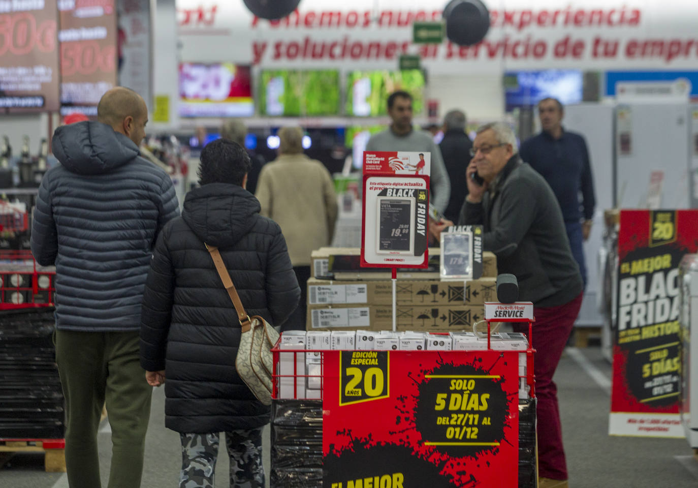 Tráfico, compras y mucho ambiente en las zonas comerciales, estampa de la jornada de descuentos