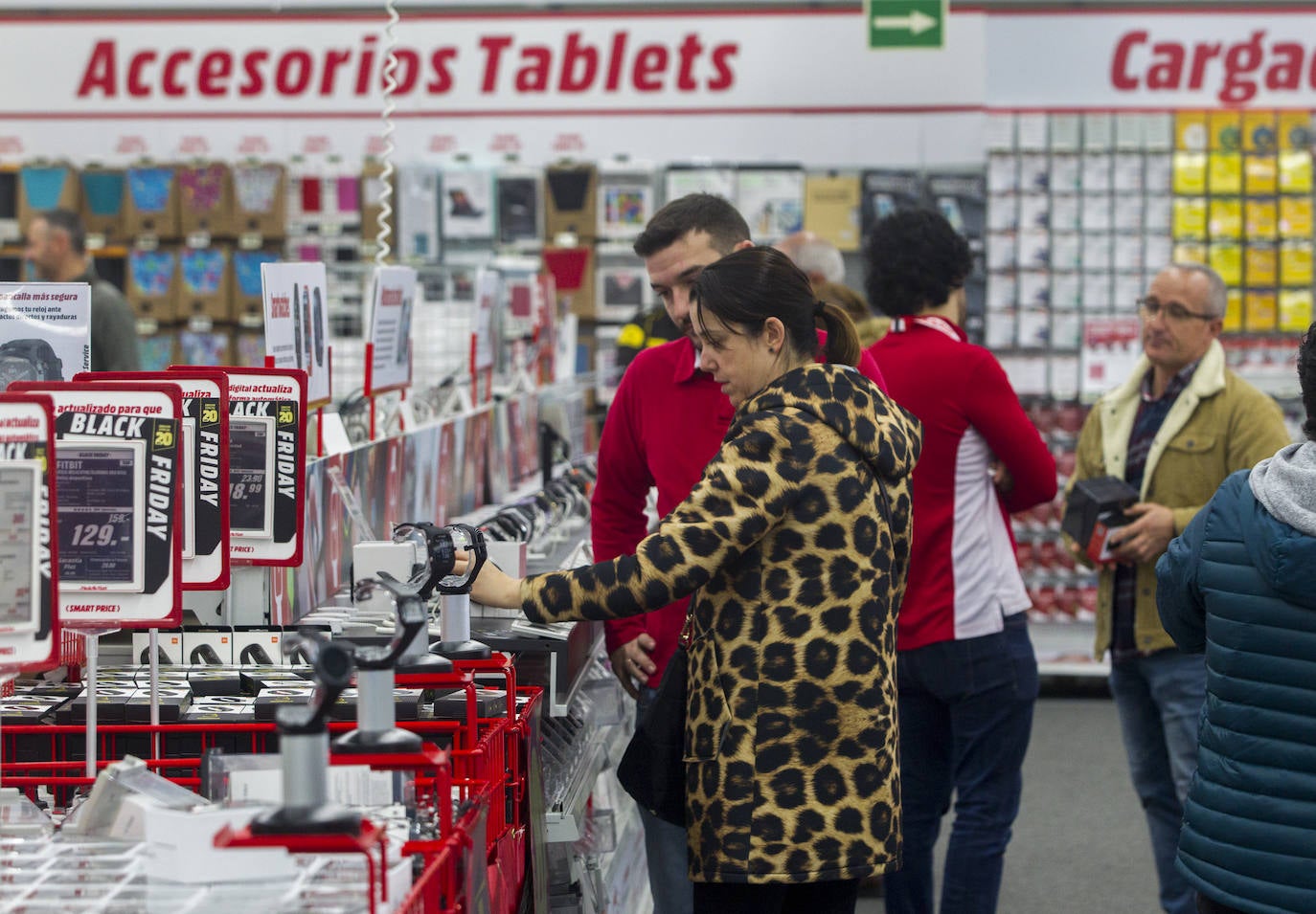 Tráfico, compras y mucho ambiente en las zonas comerciales, estampa de la jornada de descuentos