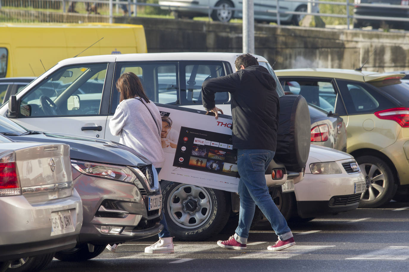 Tráfico, compras y mucho ambiente en las zonas comerciales, estampa de la jornada de descuentos