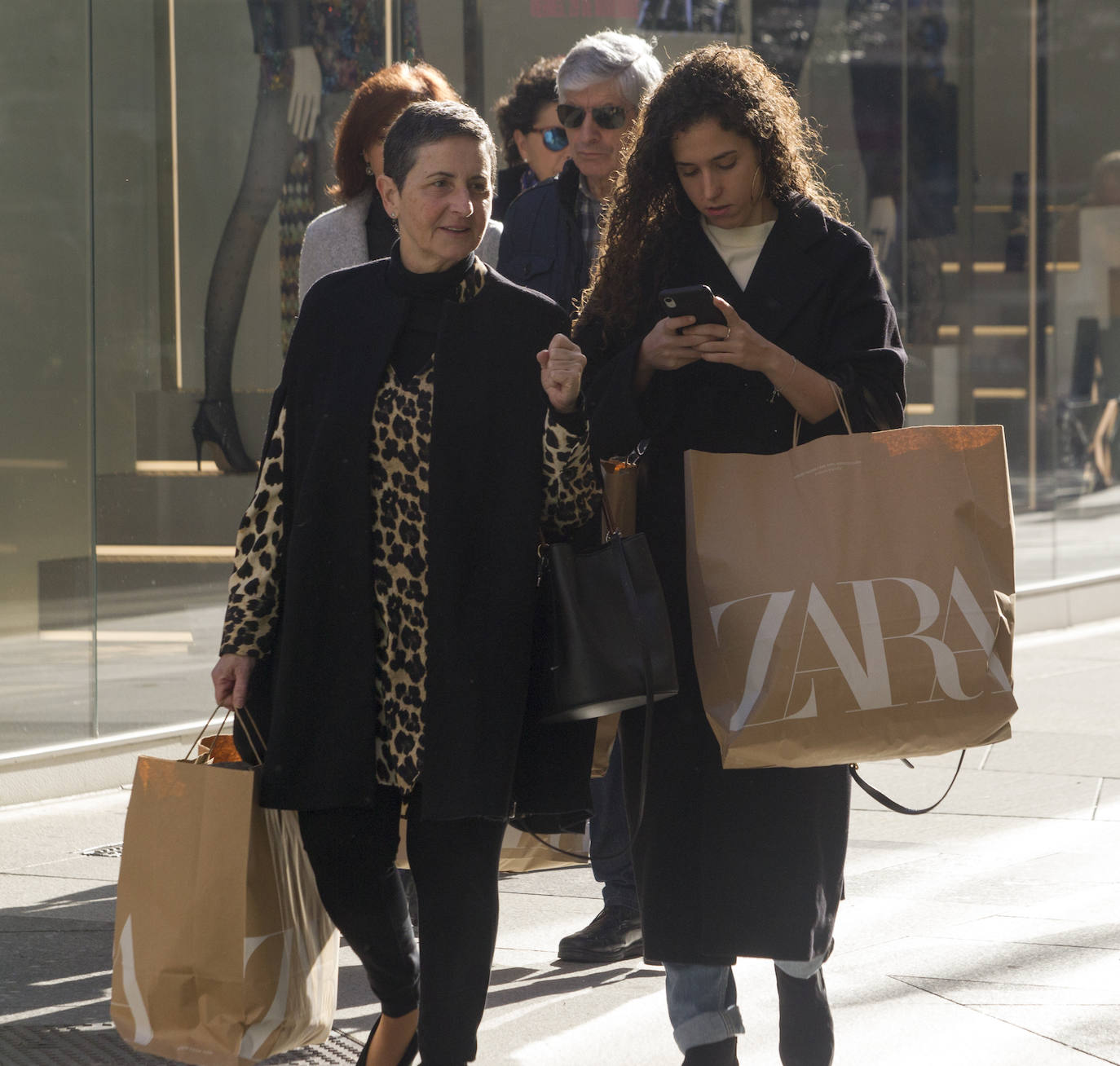 Tráfico, compras y mucho ambiente en las zonas comerciales, estampa de la jornada de descuentos