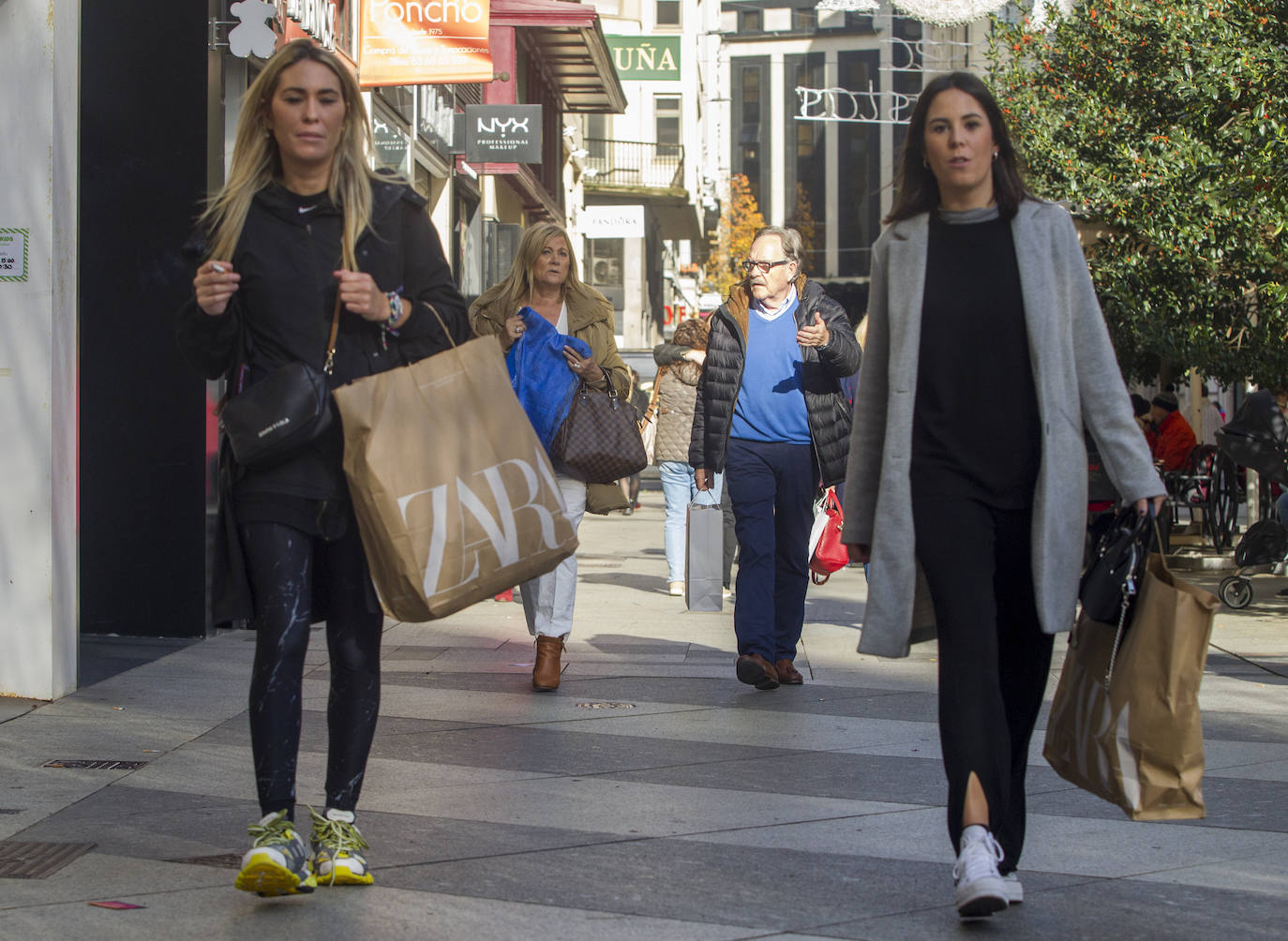 Tráfico, compras y mucho ambiente en las zonas comerciales, estampa de la jornada de descuentos