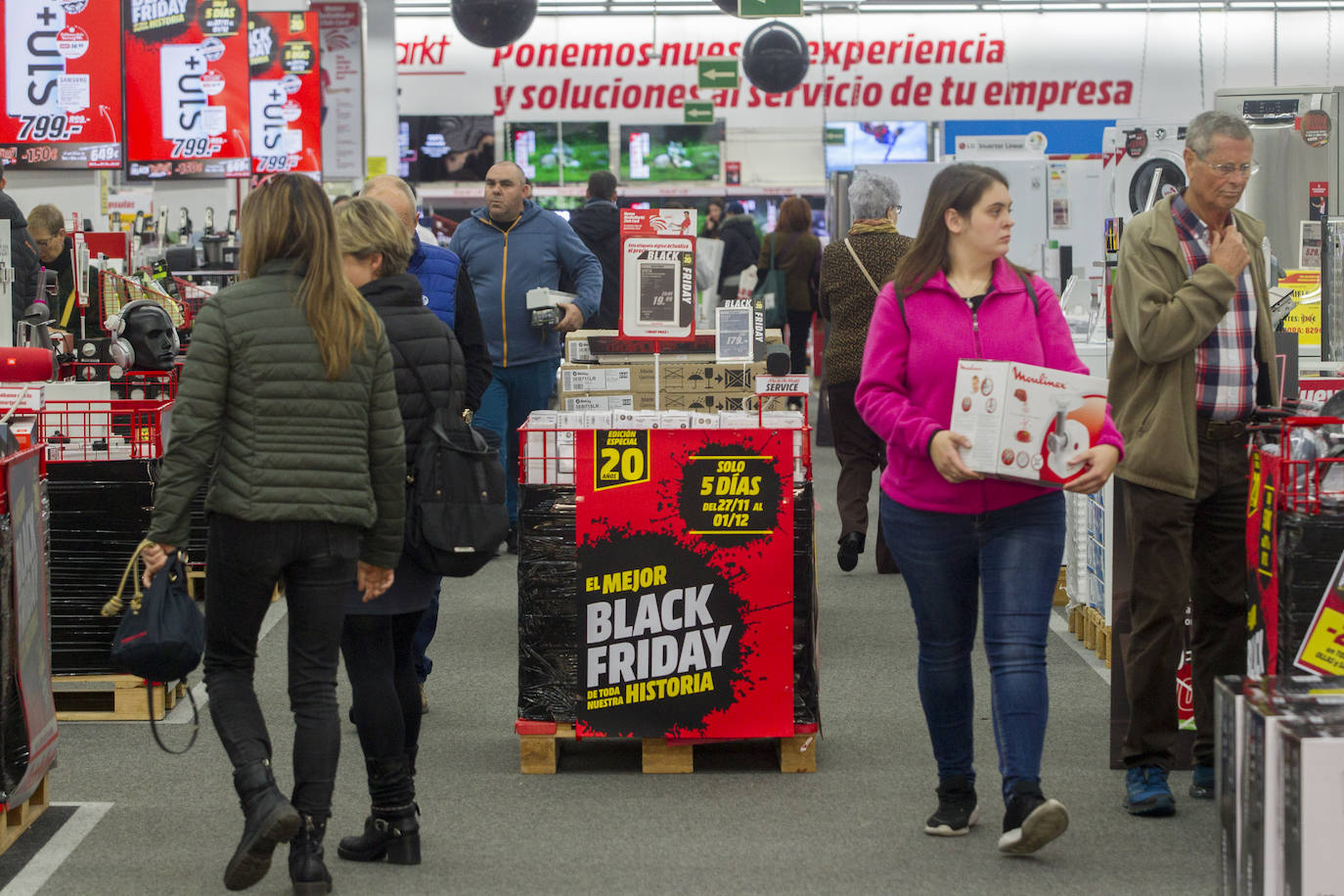 Imagen. Imagen por los pasillos de Media Markt, junto al Parque Tecnológico, repletos este viernes de clientes. Allí esperaban tener hoy incluso más clientes que este viernes.