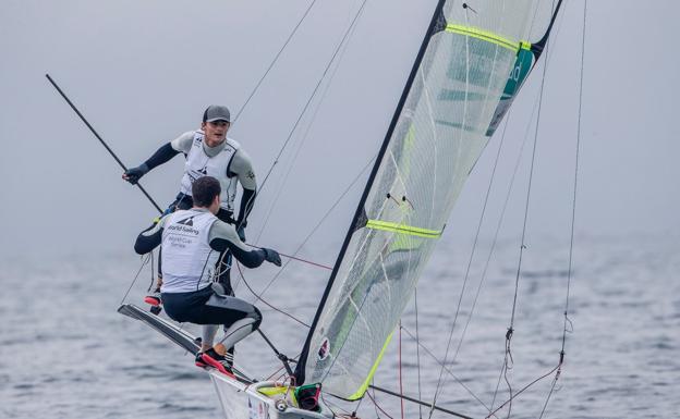 Diego Botín (al fondo) y Iago López compiten desde el martes en el Mundial de 49er. ::