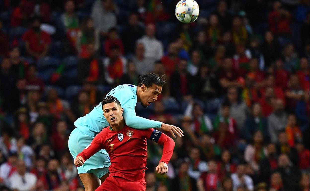 Cristiano Ronaldo y Virgil van Dijk disputan un balón durante la final de la Liga de Naciones. 