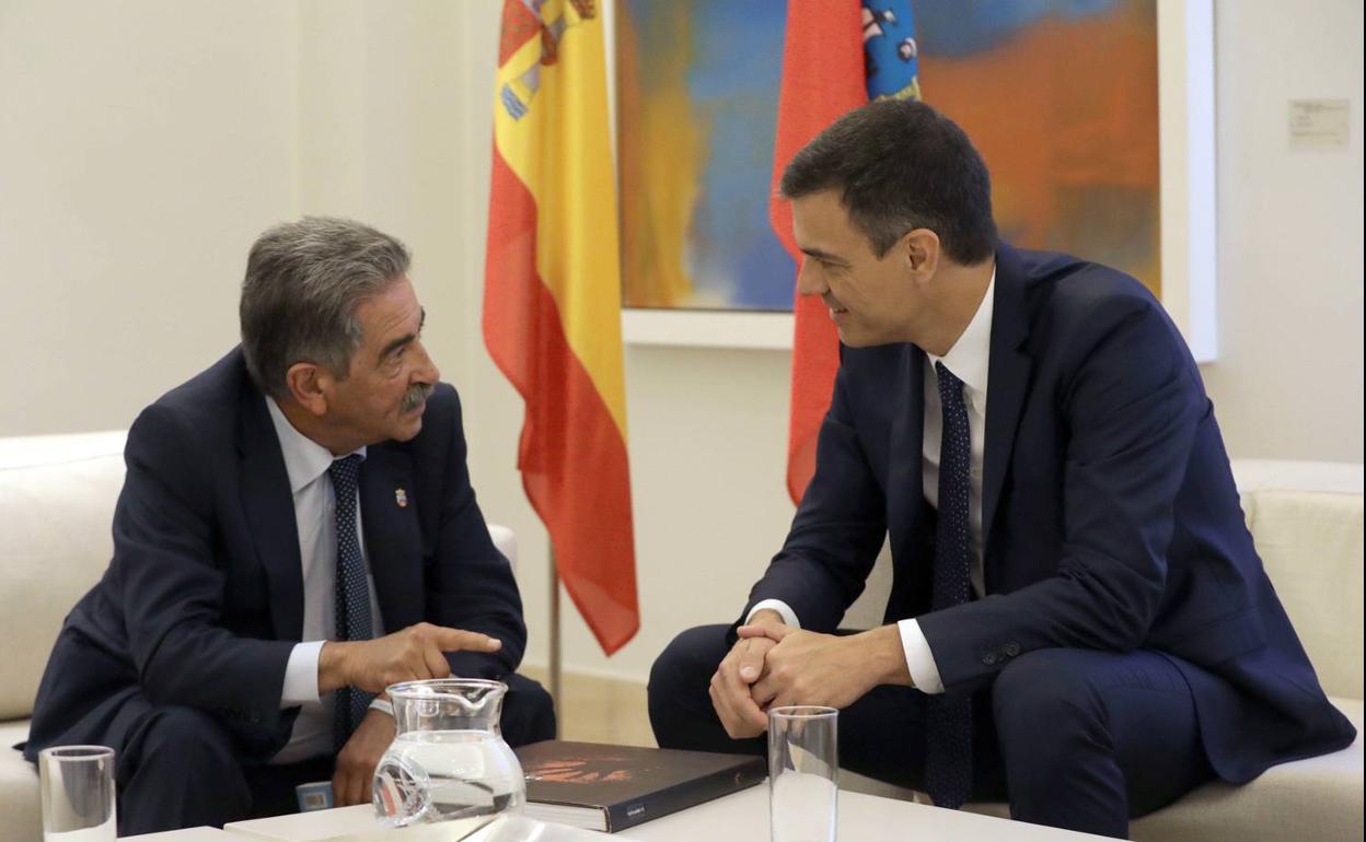 El presidente del gobierno Pedro Sánchez, durante su encuentro con el presidente de Cantabria, Miguel Ángel Revilla en julio.