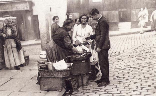 Familia comprando en la calle.