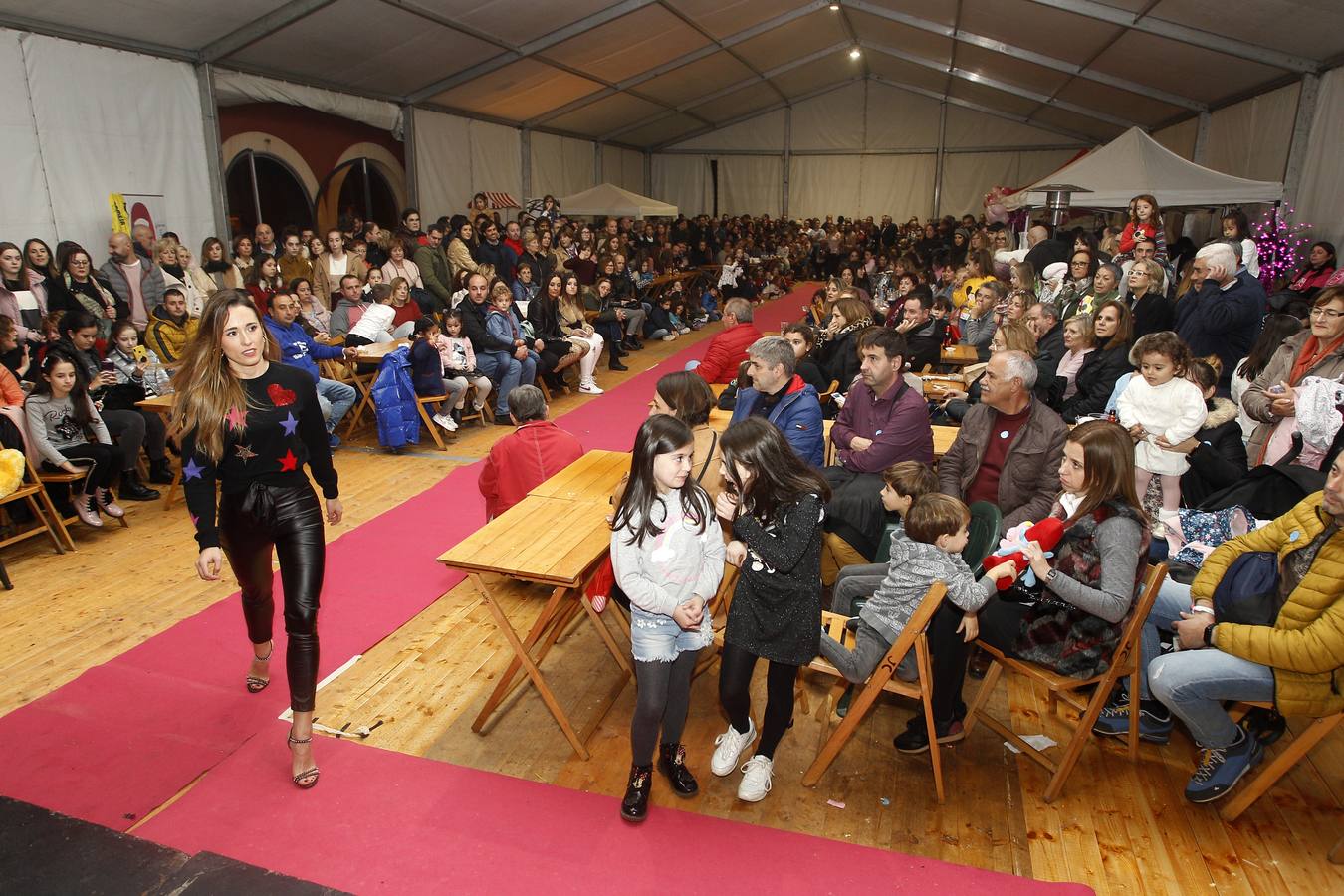 Fotos: Festival solidarios &#039;Rosa Navidad&#039; en Torrelavega