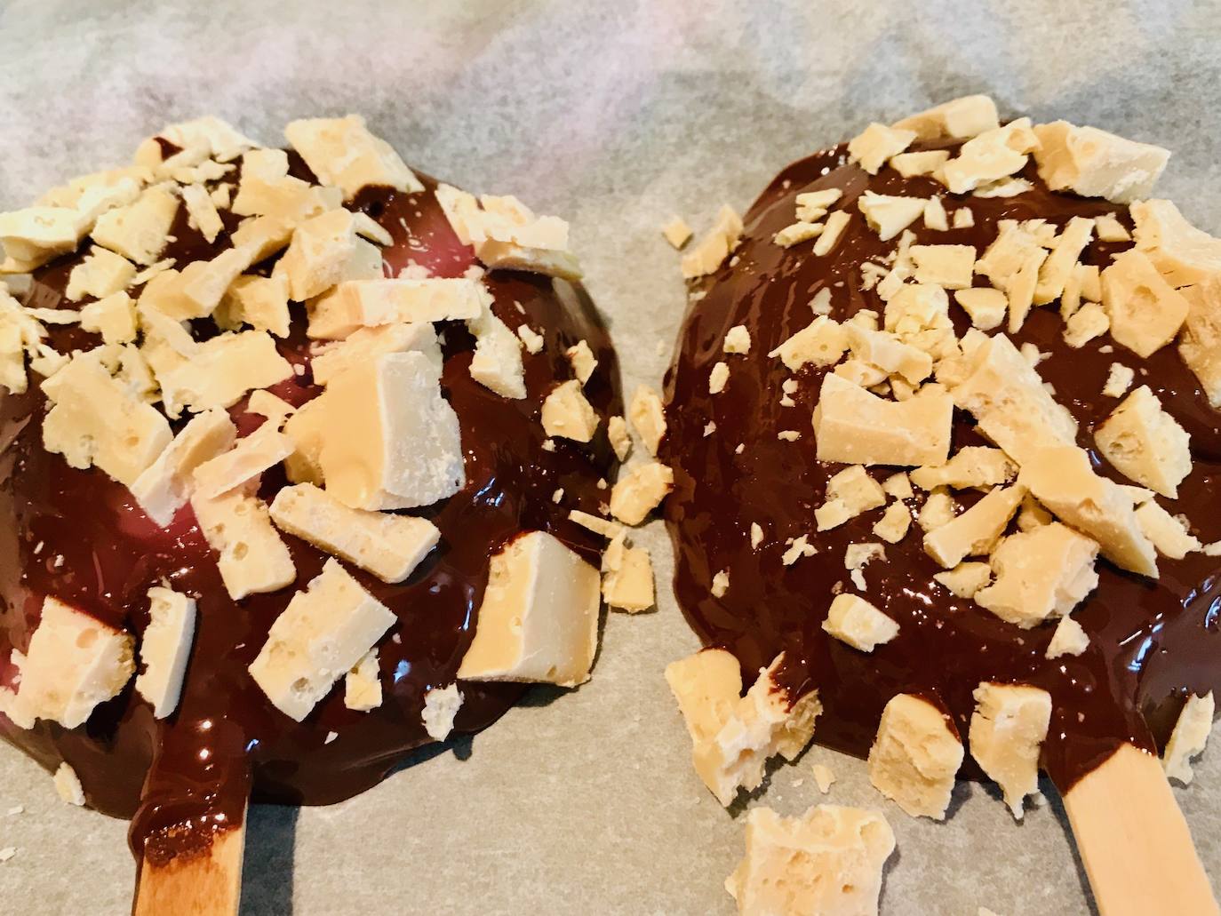 PIRULETAS DE TURRÓN. 10-Añadir el turrón. Combinar de chocolate negro con turrón blanco.