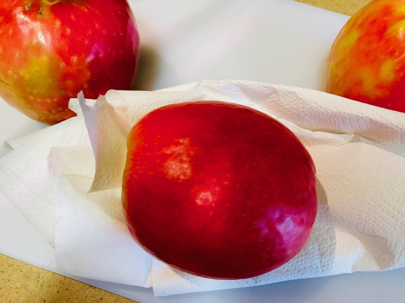 PIRULETAS DE TURRÓN. 3-Lavar las manzanas y secar con papel absorbente.