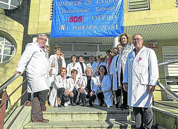 El equipo al completo del centro de salud de Laredo, en la protesta del viernes. 