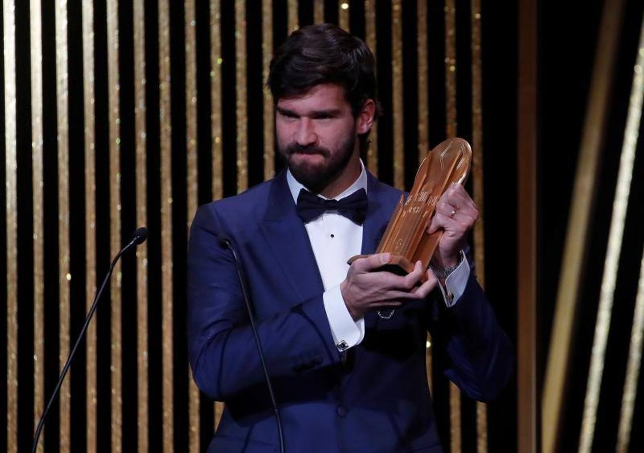 Alisson Becker, recogiendo el premio Yashin que lo acredita como mejor mejor portero del año.