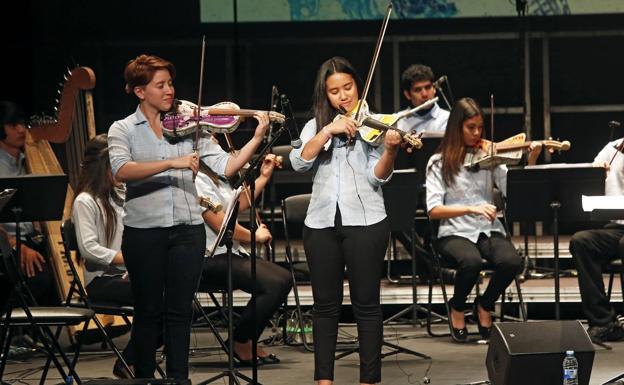 Imagen principal - Música del vertedero al escenario del Palacio de Festivales