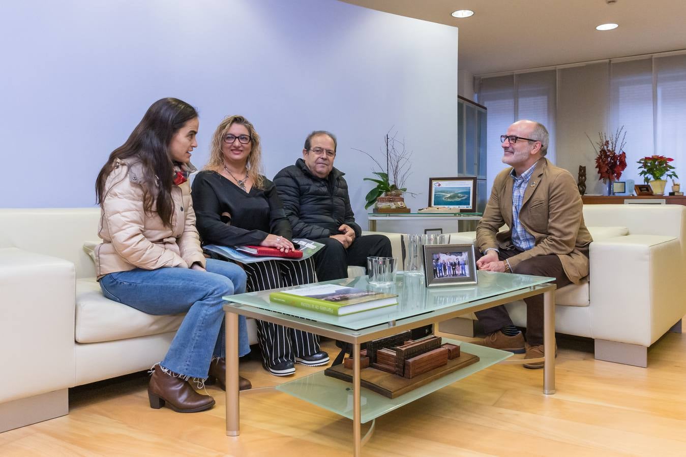 De izquierda a derecha de la imagen, Marta Gatón, Estrella Jiménez y Jose Alfredo Vargas, durante su reunión con el consejero de Sanidad.