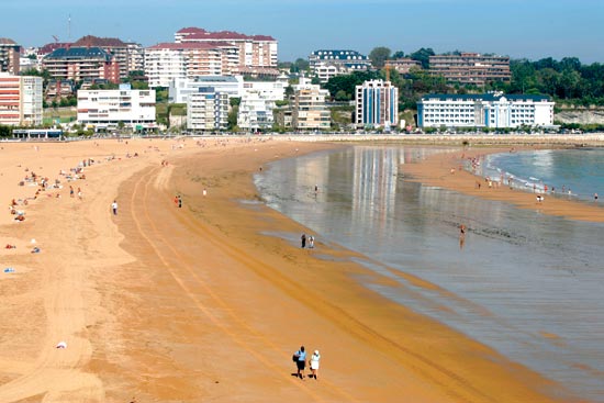 Imagen principal - Segunda playa de El Sardinero. Playa de Los Peligros. Monumento al pescador, en La Maruca.