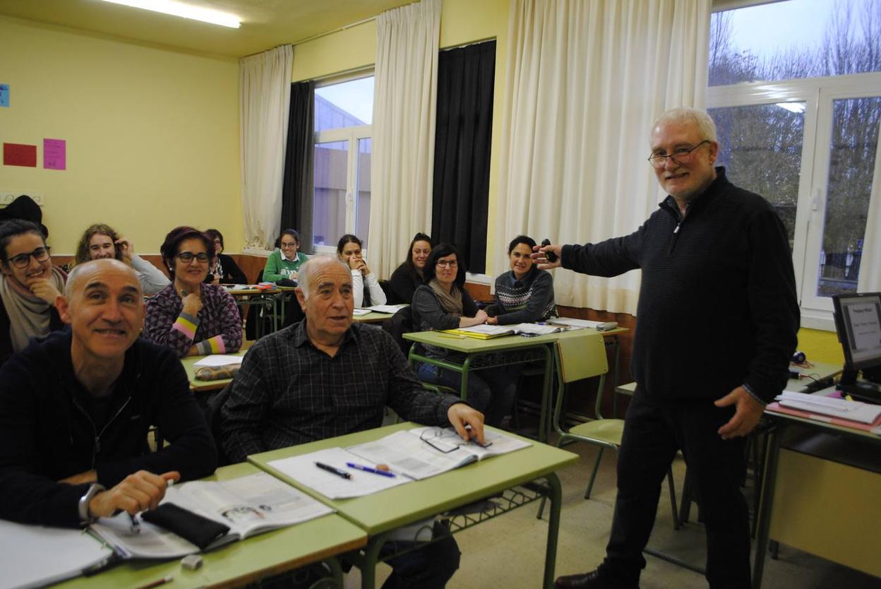 Paul Viggers imparte una clase de la Escuela Oficial de Idiomas. 