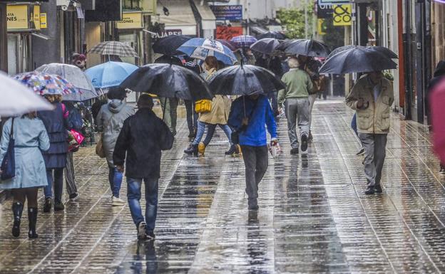 La imagen de los viandantes con los paraguas abiertos ha sido la norma durante todo el mes