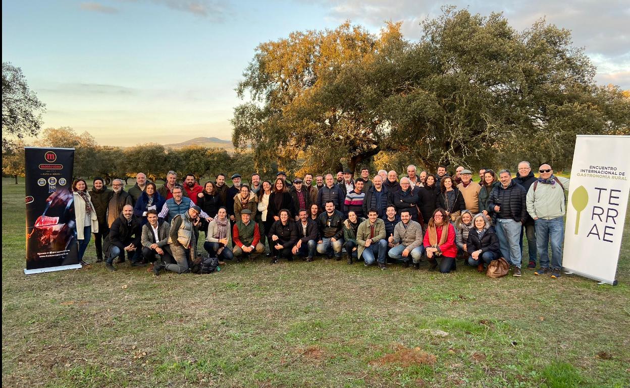 Cocineros, restauradores, políticos y periodistas han estado reunidos el pueblo extremeño de Zafra (Badajoz) y en la localidad portuguesa de Reguengos de Monsaraz con motivo del I Encuentro Internacional de Gastronomía Rural.