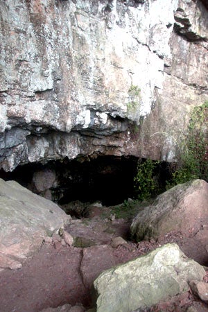 Vista de la entrada a la cueva de El Pendo, en Escobedo.