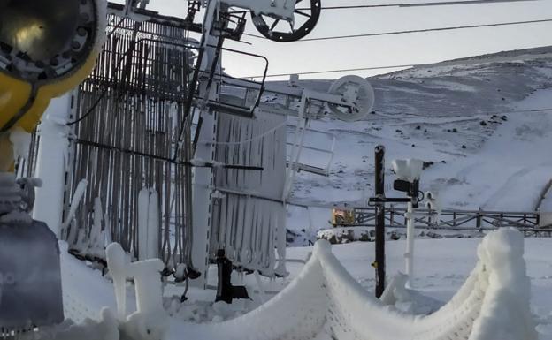 Y más abajo, en la base de los remontes, el hielo se había adueñado de las instalaciones. 