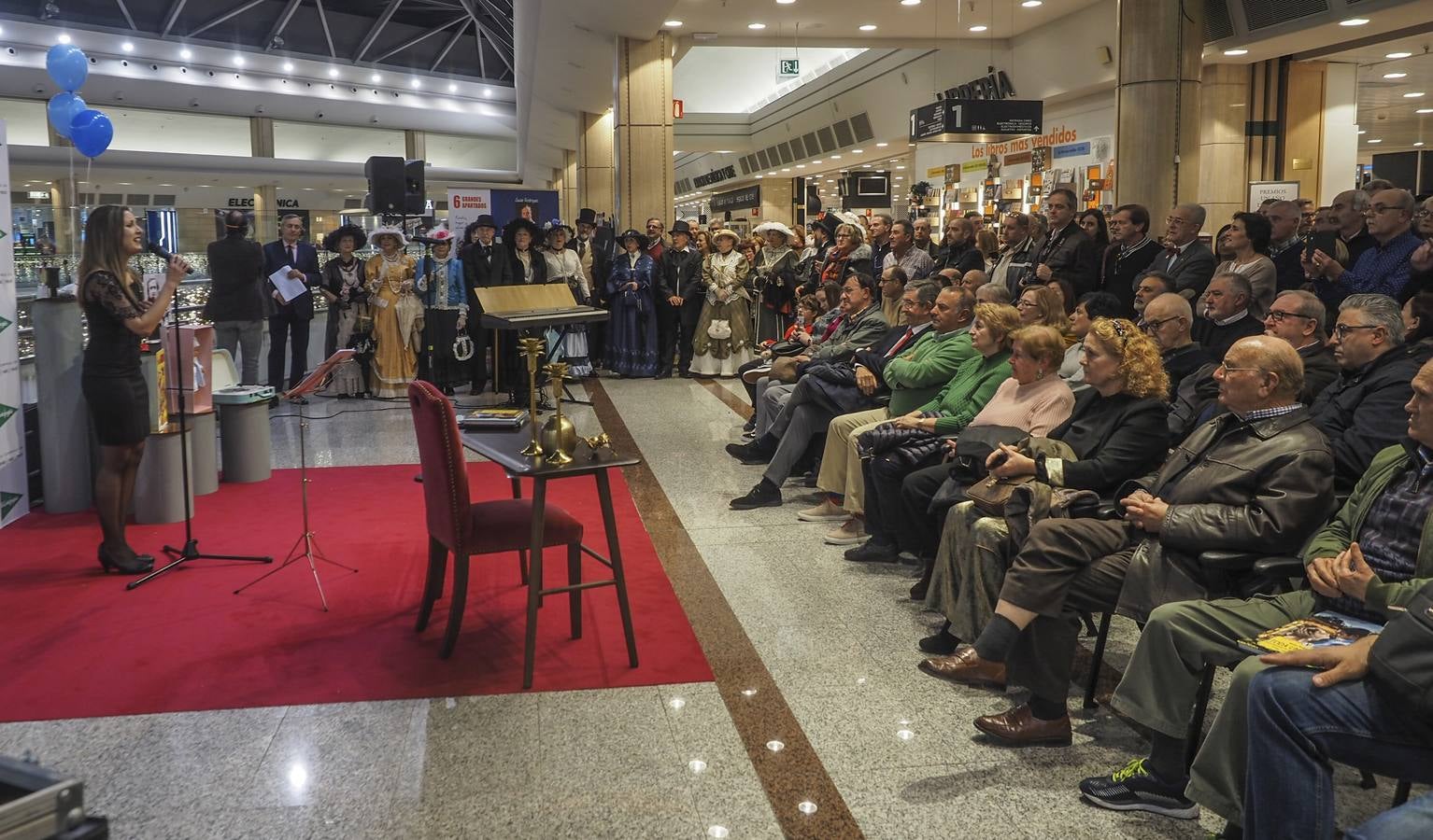 El periodista Javier Rodríguez compila en 'Toda una vida' su singular Enciclopedia de los recuerdos felices. Esta tarde ha presentado el libro en el Corte Inglés donde ha firmado numerosos ejemplares