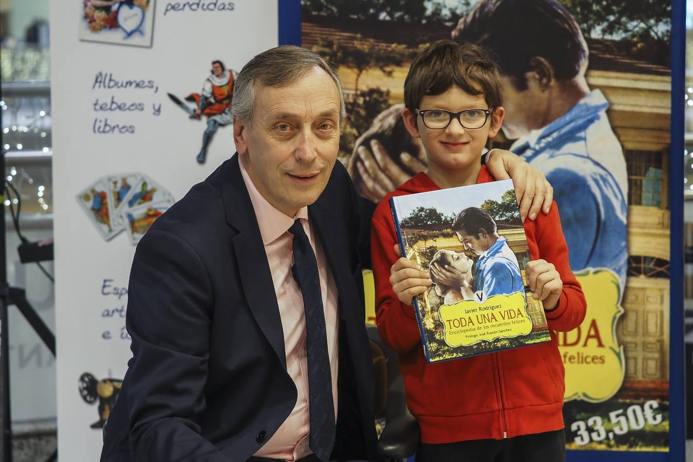 El periodista Javier Rodríguez compila en 'Toda una vida' su singular Enciclopedia de los recuerdos felices. Esta tarde ha presentado el libro en el Corte Inglés donde ha firmado numerosos ejemplares