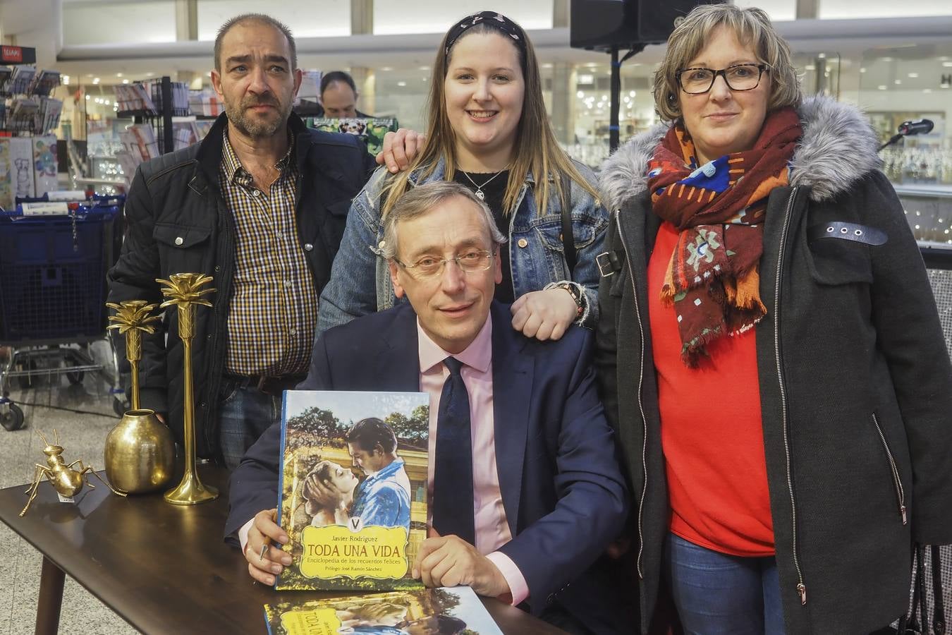 El periodista Javier Rodríguez compila en 'Toda una vida' su singular Enciclopedia de los recuerdos felices. Esta tarde ha presentado el libro en el Corte Inglés donde ha firmado numerosos ejemplares