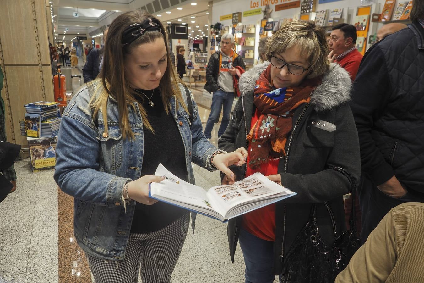 El periodista Javier Rodríguez compila en 'Toda una vida' su singular Enciclopedia de los recuerdos felices. Esta tarde ha presentado el libro en el Corte Inglés donde ha firmado numerosos ejemplares