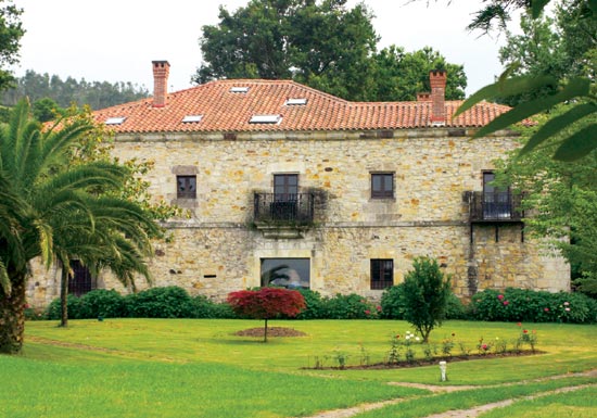 Vista del palacio de Miranda, en Penagos.