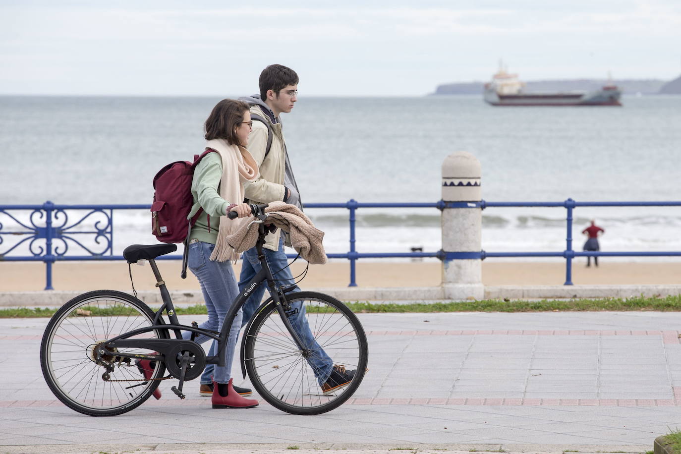 Dos paseantes por El Sardinero.