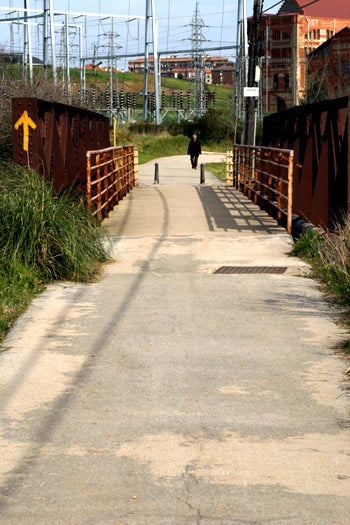 Pasillo Verde, una senda peatonal que sigue el trazado del antiguo ferrocarril entre Astillero y Ontaneda.