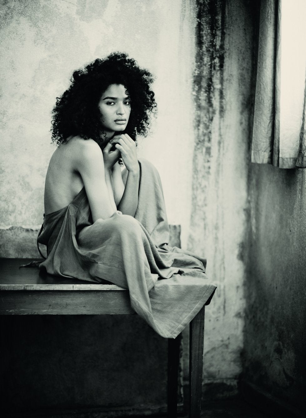 Indya Moore, actriz de la serie 'Pose', es la primera mujer de género no binario que aparece en un calendario de Pirelli.