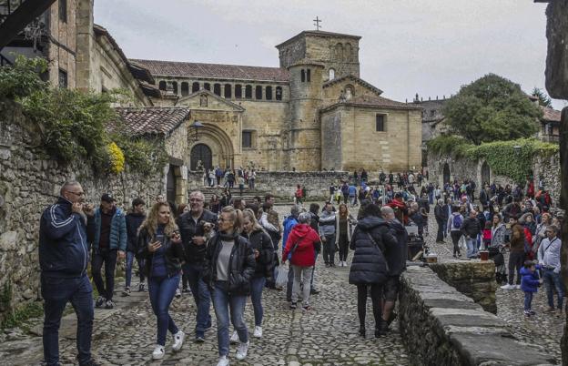 Las calles de Santillana volverán a llenarse de turistas este puente, nunca falla. :: luis palomeque