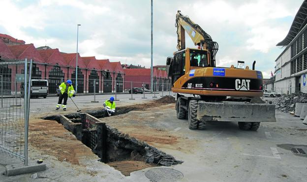 Estos días han arrancado las obras para que la lonja cuente con un foso de carga. :: 