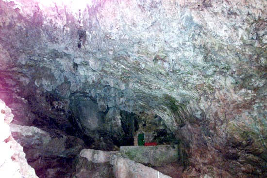 Imagen principal - Vista de la entrada a la Cueva del Castillo, un yacimiento crucial para el conocimiento de las primeras ocupaciones humanas en la Cornisa Cantábrica. Bastón perforado en asta de ciervo, decorado con cabezas de ciervas y encontrado en la Cueva del Castillo. Detalle de pinturas prehistóricas, en la Cueva de las Chimeneas.