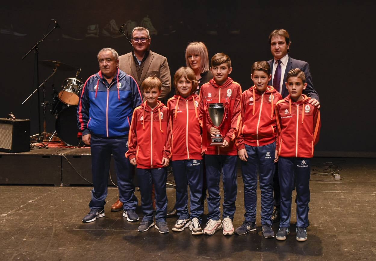 La Federación Cántabra de Fútbol ha celebrado en el Palacio de Festivales su séptima gala anual, en la que se rinde homenaje a los campeones de la pasada temporada