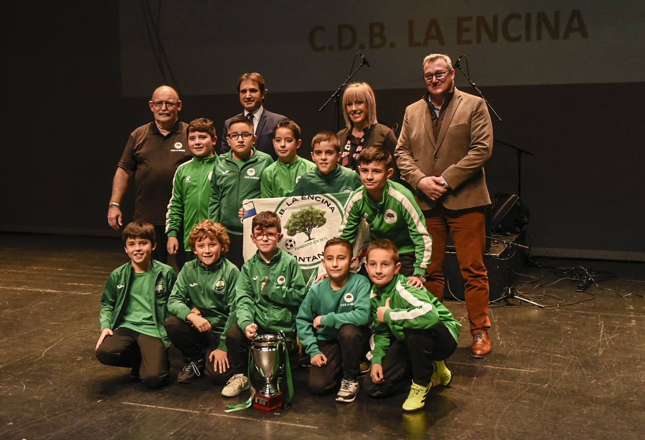 La Federación Cántabra de Fútbol ha celebrado en el Palacio de Festivales su séptima gala anual, en la que se rinde homenaje a los campeones de la pasada temporada