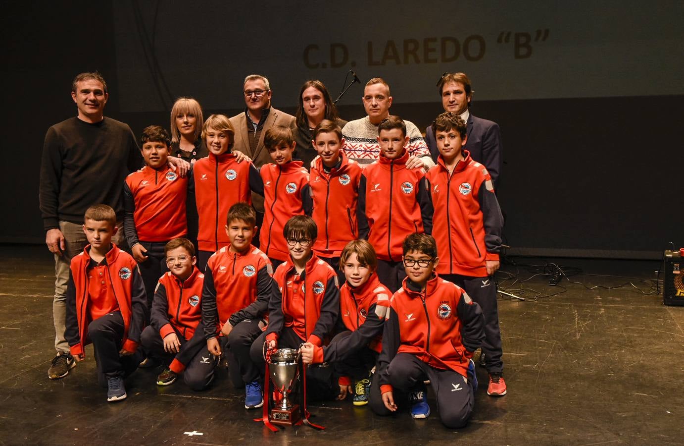 La Federación Cántabra de Fútbol ha celebrado en el Palacio de Festivales su séptima gala anual, en la que se rinde homenaje a los campeones de la pasada temporada