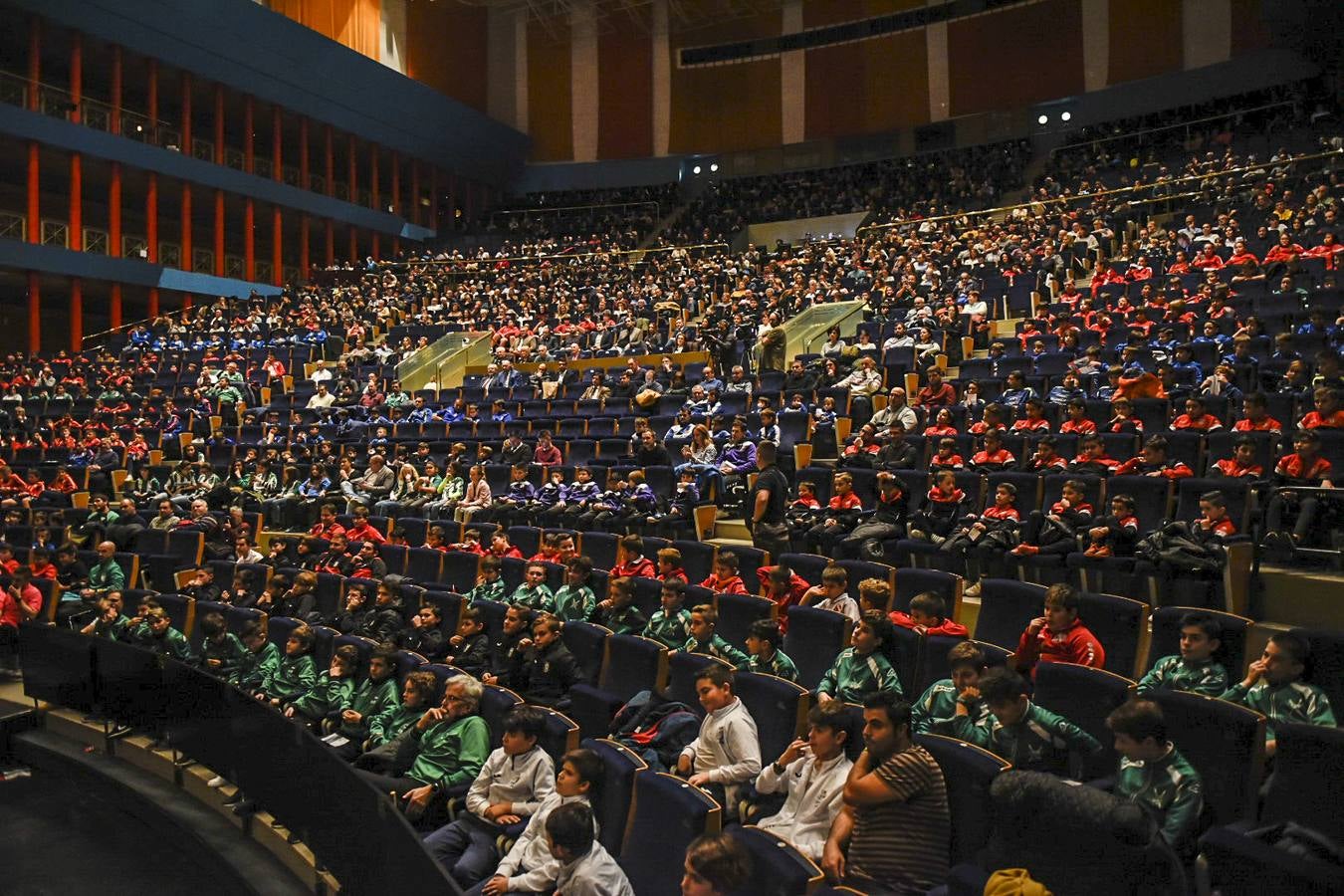 La Federación Cántabra de Fútbol ha celebrado en el Palacio de Festivales su séptima gala anual, en la que se rinde homenaje a los campeones de la pasada temporada